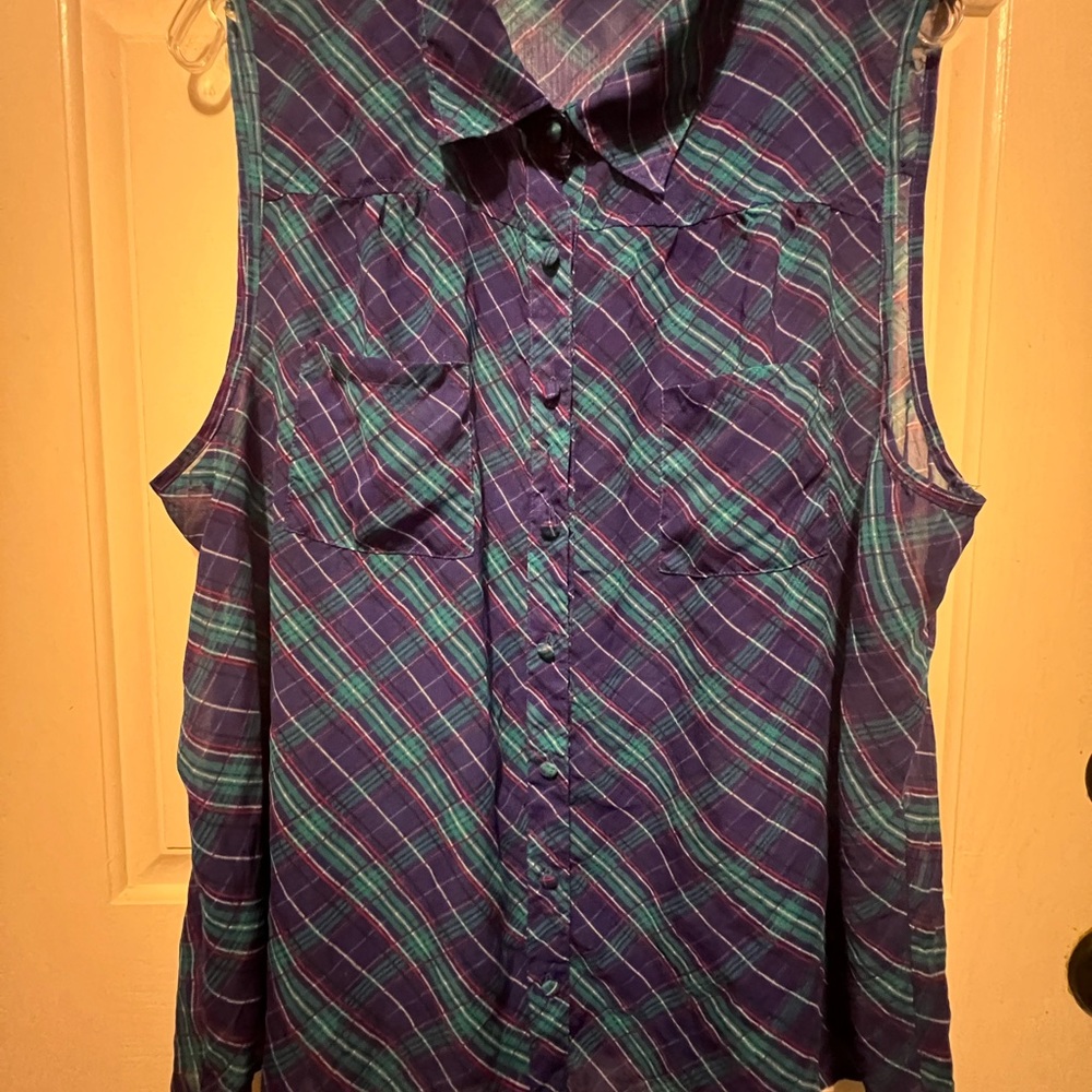 TORRID Multicolor pattern sleeveless blouse - Picture 2 of 6